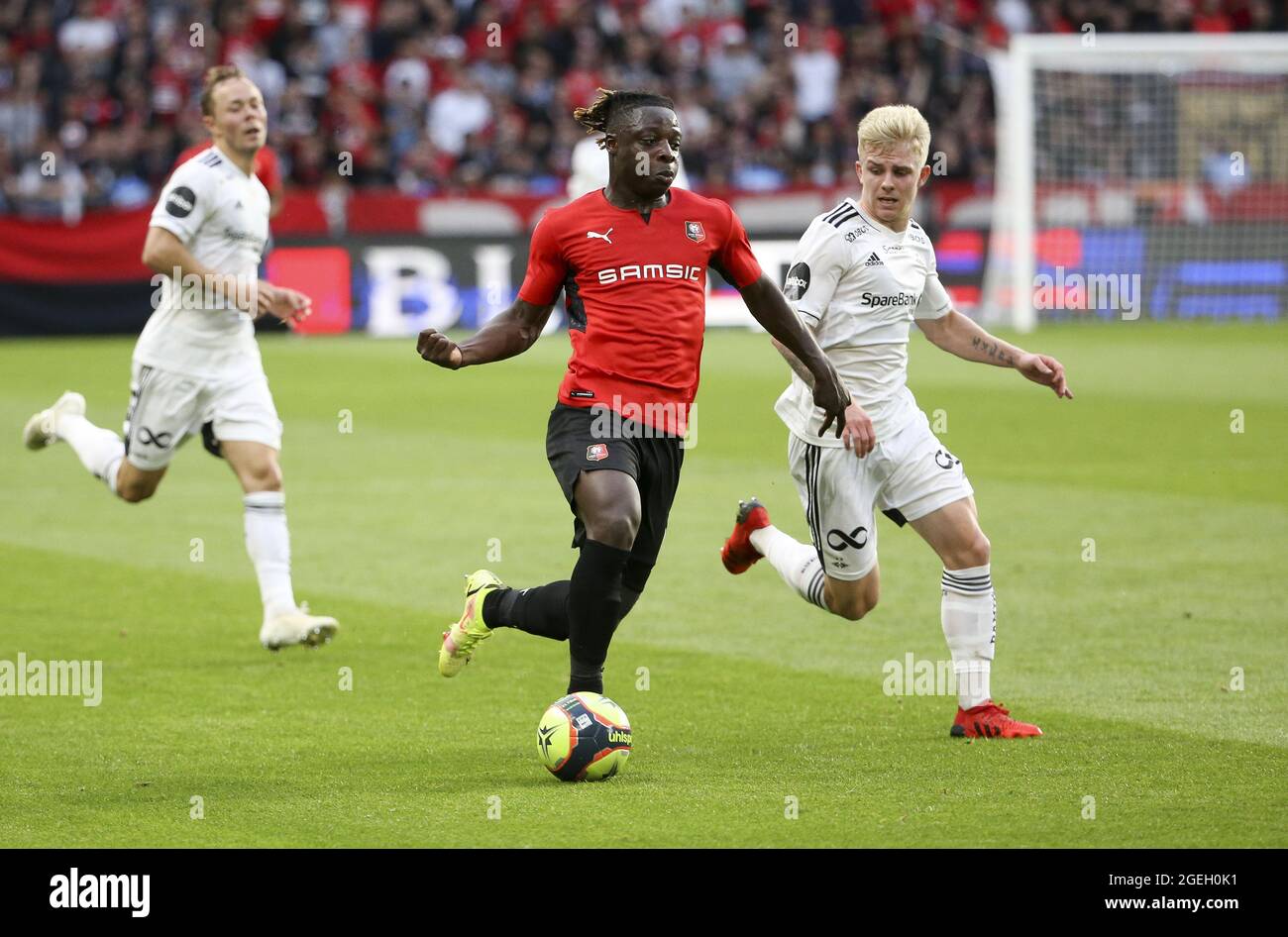 Jeremy Doku de Rennes, Edvard Tagseth de Rosenborg lors de la Ligue des conférences européennes de l'UEFA, Play-offs, 1ère jambe entre le Stade Rennais et Rosenborg BK le 19 août 2021 au Parc Roazhon de Rennes, France - photo Jean Catuffe / DPPI Banque D'Images