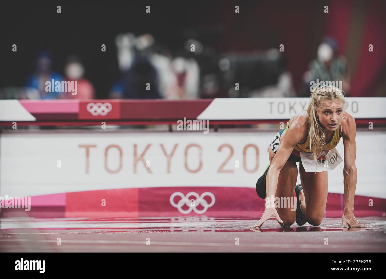 Geneviève Gregson née Lacaze sur le sol après être tombée dans le fleuve du parcours d'obstacles de 3000 mètres aux Jeux Olympiques de Tokyo en 2020. Banque D'Images