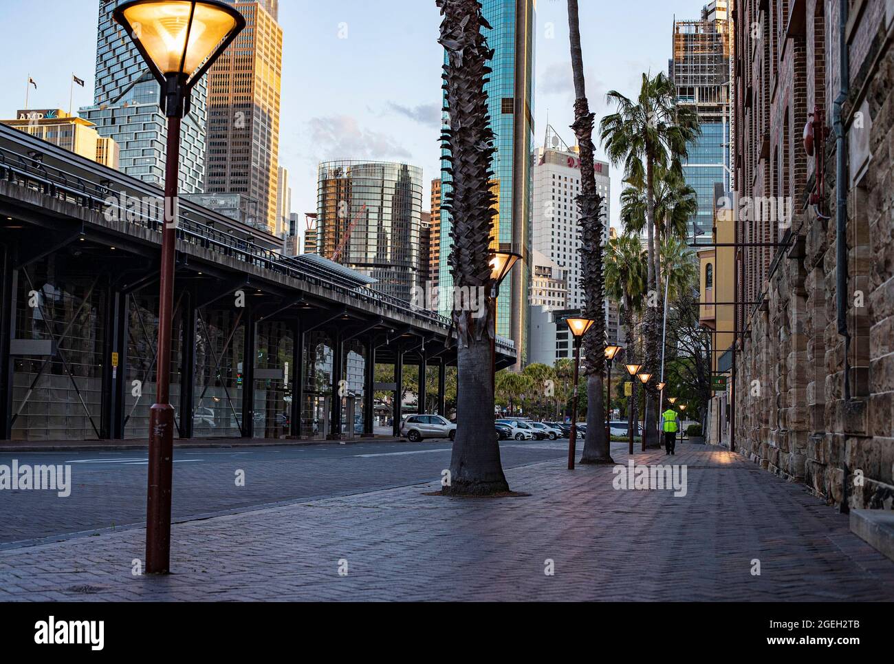Sydney, Australie. 20 août 2021. Un homme marche à Sydney, en Australie, le 20 août 2021. L'État le plus peuplé de Nouvelle-Galles du Sud (NSW) en Australie, épicentre de l'épidémie actuelle de COVID, a annoncé vendredi la prolongation du confinement dans le Grand Sydney jusqu'à la fin du mois de septembre et l'imposition d'un couvre-feu dans certains domaines préoccupants. Credit: Bai Xuefei/Xinhua/Alay Live News Banque D'Images