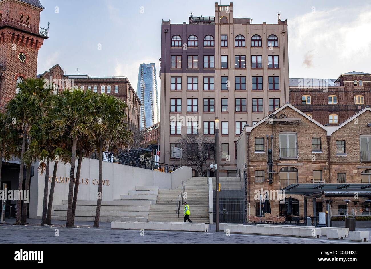 Sydney, Australie. 20 août 2021. Un homme marche à Sydney, en Australie, le 20 août 2021. L'État le plus peuplé de Nouvelle-Galles du Sud (NSW) en Australie, épicentre de l'épidémie actuelle de COVID, a annoncé vendredi la prolongation du confinement dans le Grand Sydney jusqu'à la fin du mois de septembre et l'imposition d'un couvre-feu dans certains domaines préoccupants. Credit: Bai Xuefei/Xinhua/Alay Live News Banque D'Images