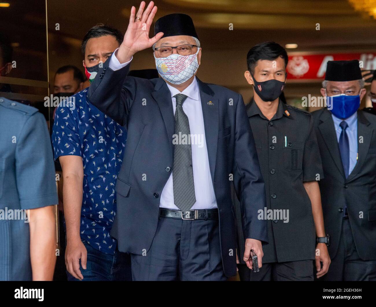 (210820) -- KUALA LUMPUR, le 20 août 2021 (Xinhua) -- Ismail Sabri Yaakob (C) part pour une audience avec le Roi Sultan Abdullah Ahmad Shah de Malaisie, à Kuala Lumpur, en Malaisie, le 19 août 2021. Le roi Sultan Abdullah Sultan Ahmad Shah de Malaisie a nommé l'ancien vice-premier ministre Ismail Sabri Yaakob comme nouveau premier ministre du pays, a déclaré le palais national vendredi. (Photo de Chong Voon Chung/Xinhua) Banque D'Images