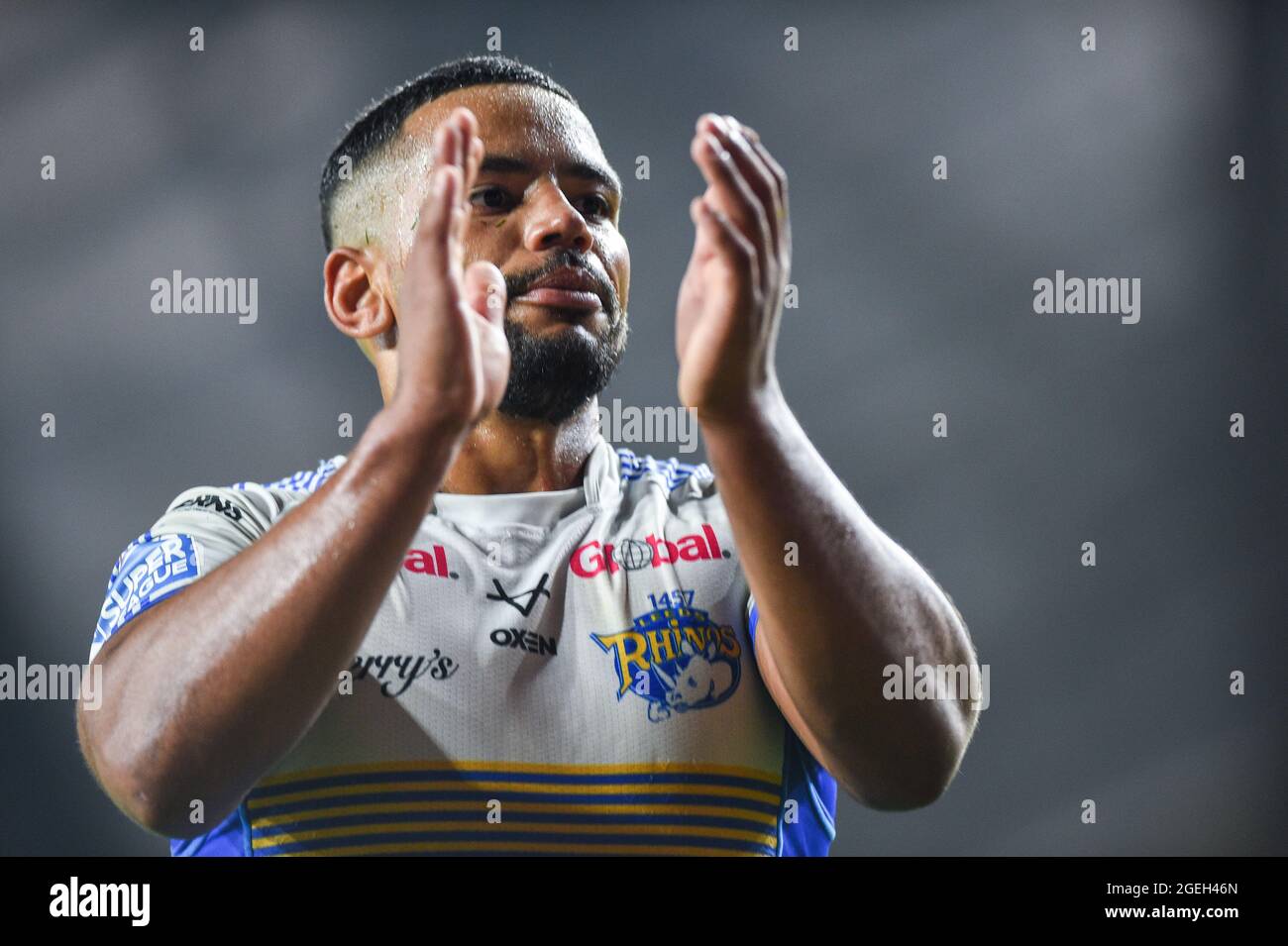 Leeds, Angleterre - 19 août 2021 - ancien joueur de Giants Kruise Leeming (9) de Leeds Rhinos pendant la Ligue de rugby Betfred Super League Leeds Rhinos vs Huddersfield Giants au stade Emerald Headingley, Leeds, Royaume-Uni Dean Williams Banque D'Images