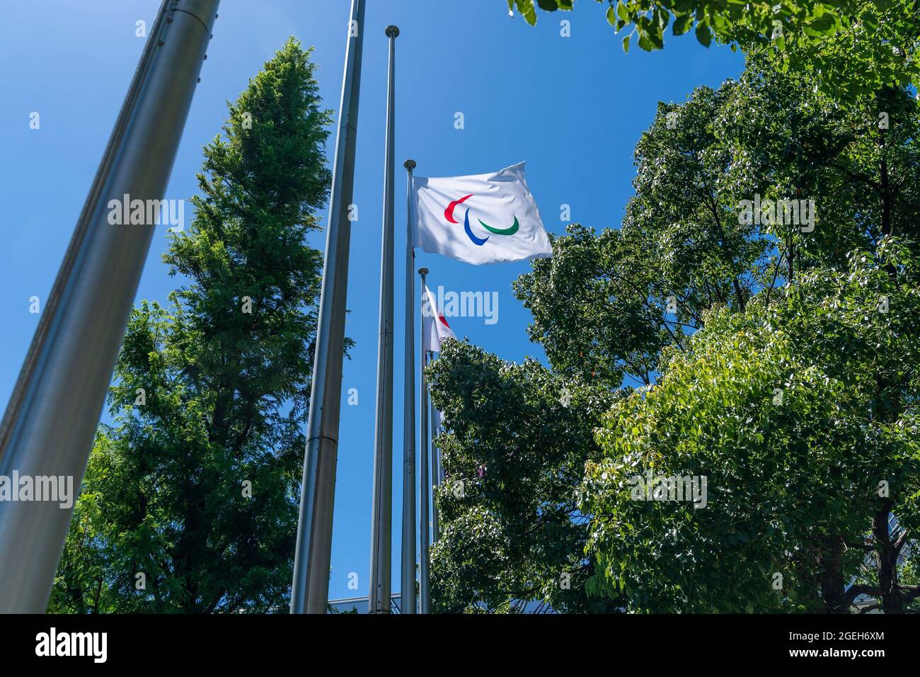 Les drapeaux des comités olympiques se trouvent à l'extérieur du principal centre de presse lors des Jeux paralympiques d'été de Tokyo en 2020, à Tokyo, au Japon, le 20 août 2021. (Photo de Lev Radin/Sipa USA) Banque D'Images