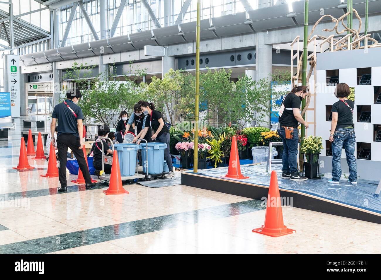 Des volontaires installent Flowers dans le principal centre de presse des Jeux paralympiques d'été de Tokyo en 2020 à Tokyo, au Japon, le 20 août 2021. (Photo de Lev Radin/Sipa USA) Banque D'Images