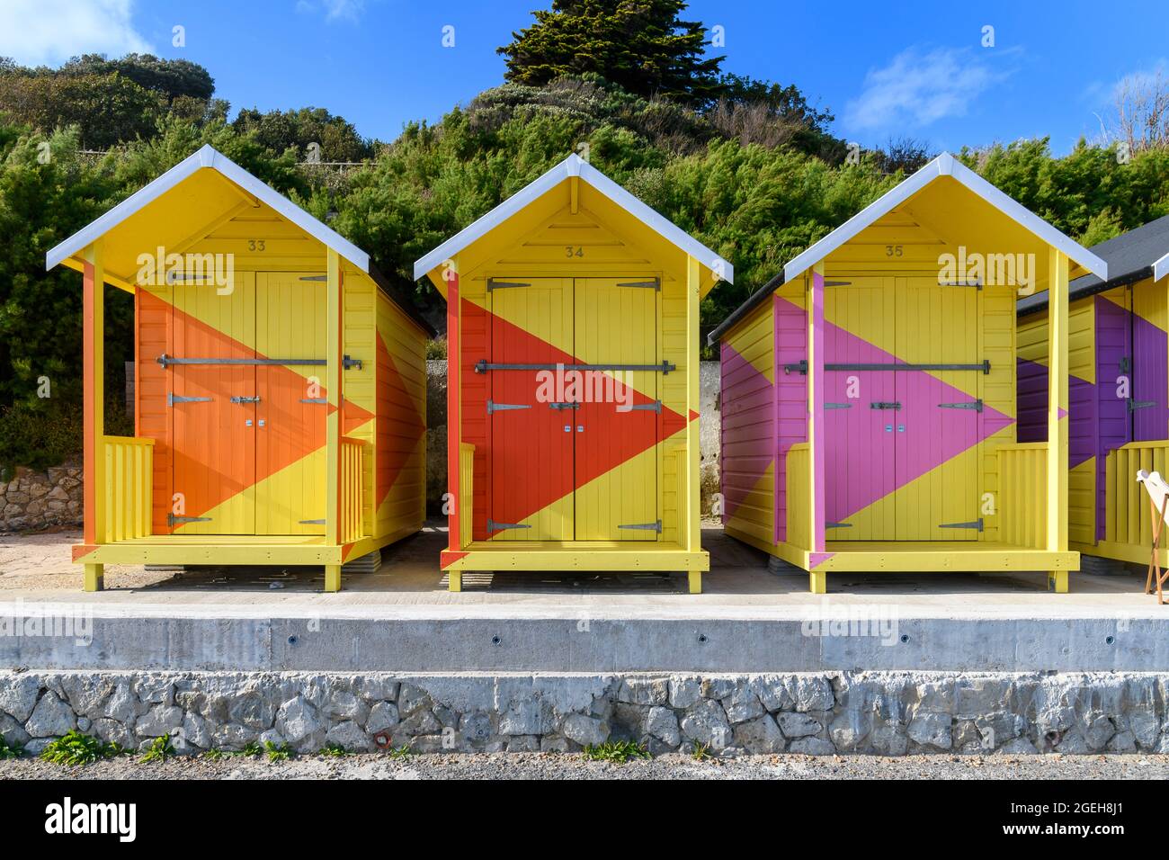 N° 1054 arpeggio pour Folkestone triennale 2021. 120 cabines de plage et vestiaires des nageurs ont été colorés transformés par l'artiste Rana Begum. Banque D'Images