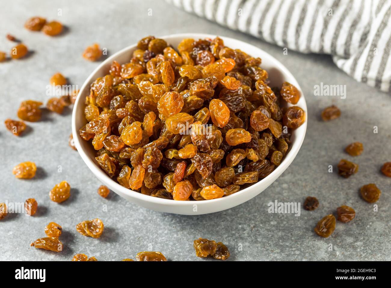 Raisins secs d'or biologiques sains dans un bol Banque D'Images