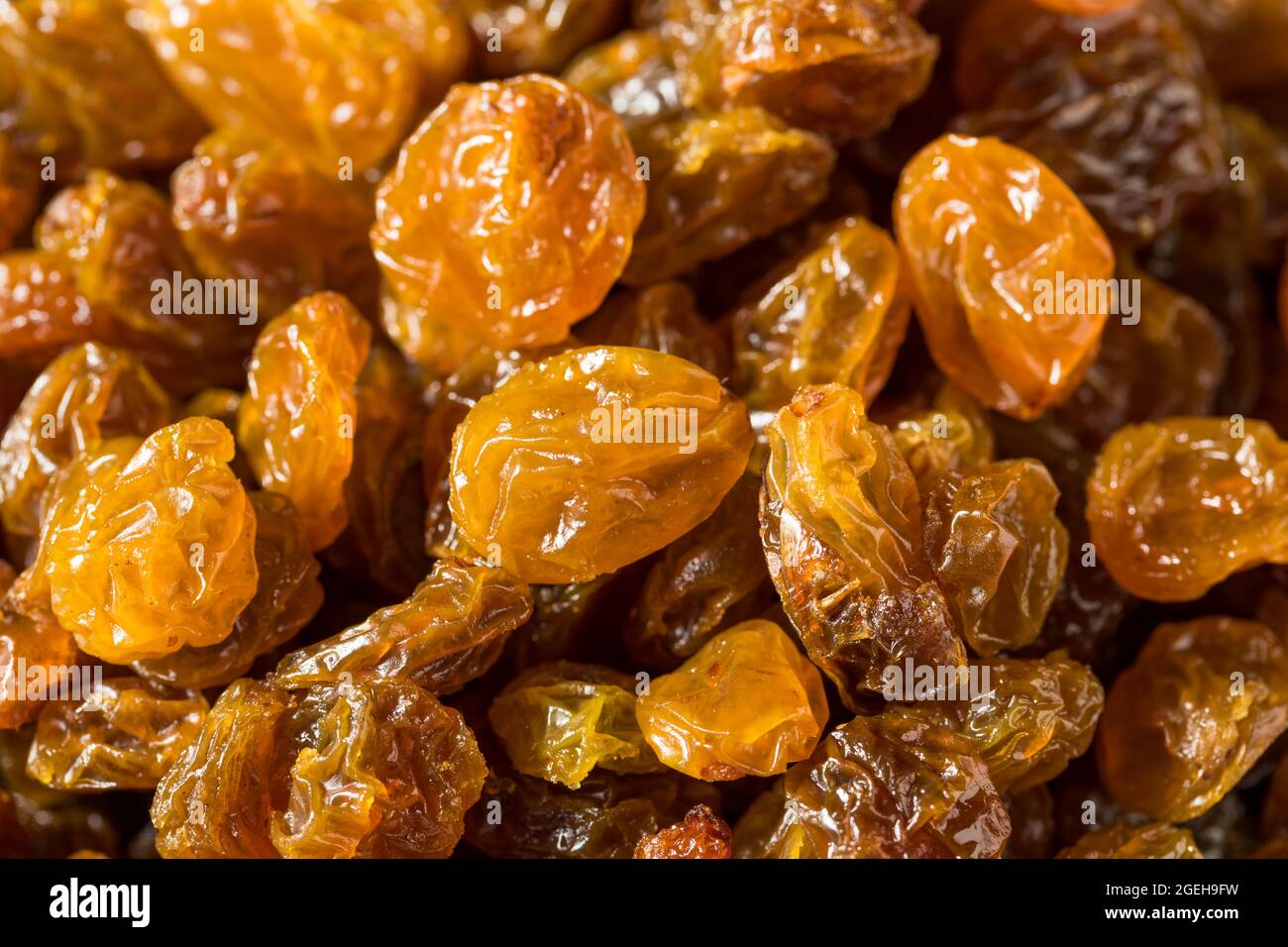 Raisins secs d'or biologiques sains dans un bol Banque D'Images