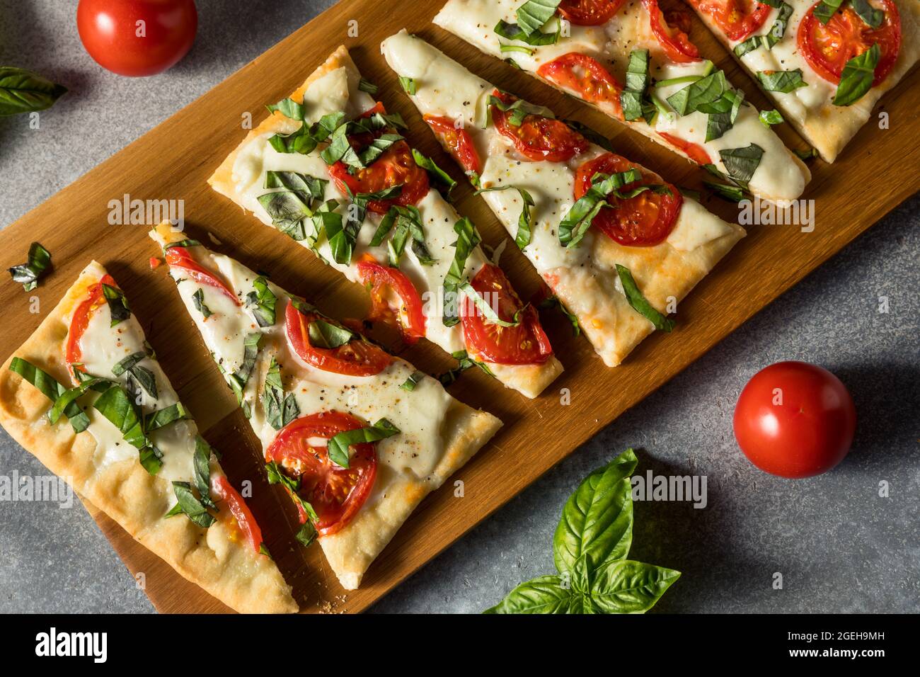 Pizza Margherita Flatbread maison saine avec basilic et tomates Banque D'Images