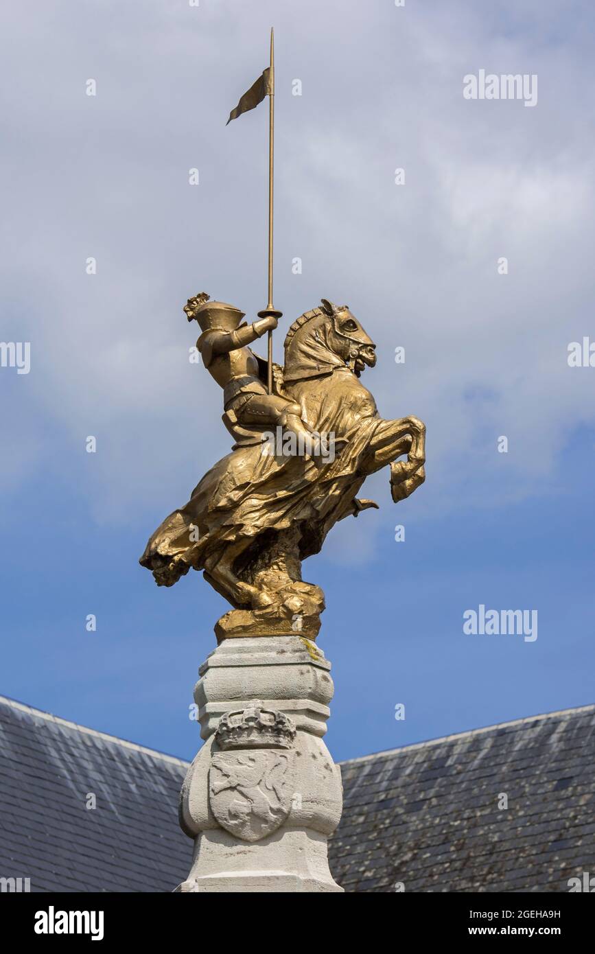 Statue équestre dorée rappelant la bataille des casques d'argent / Slag der Zilveren Helmen à Halen, Limbourg, Belgique Banque D'Images
