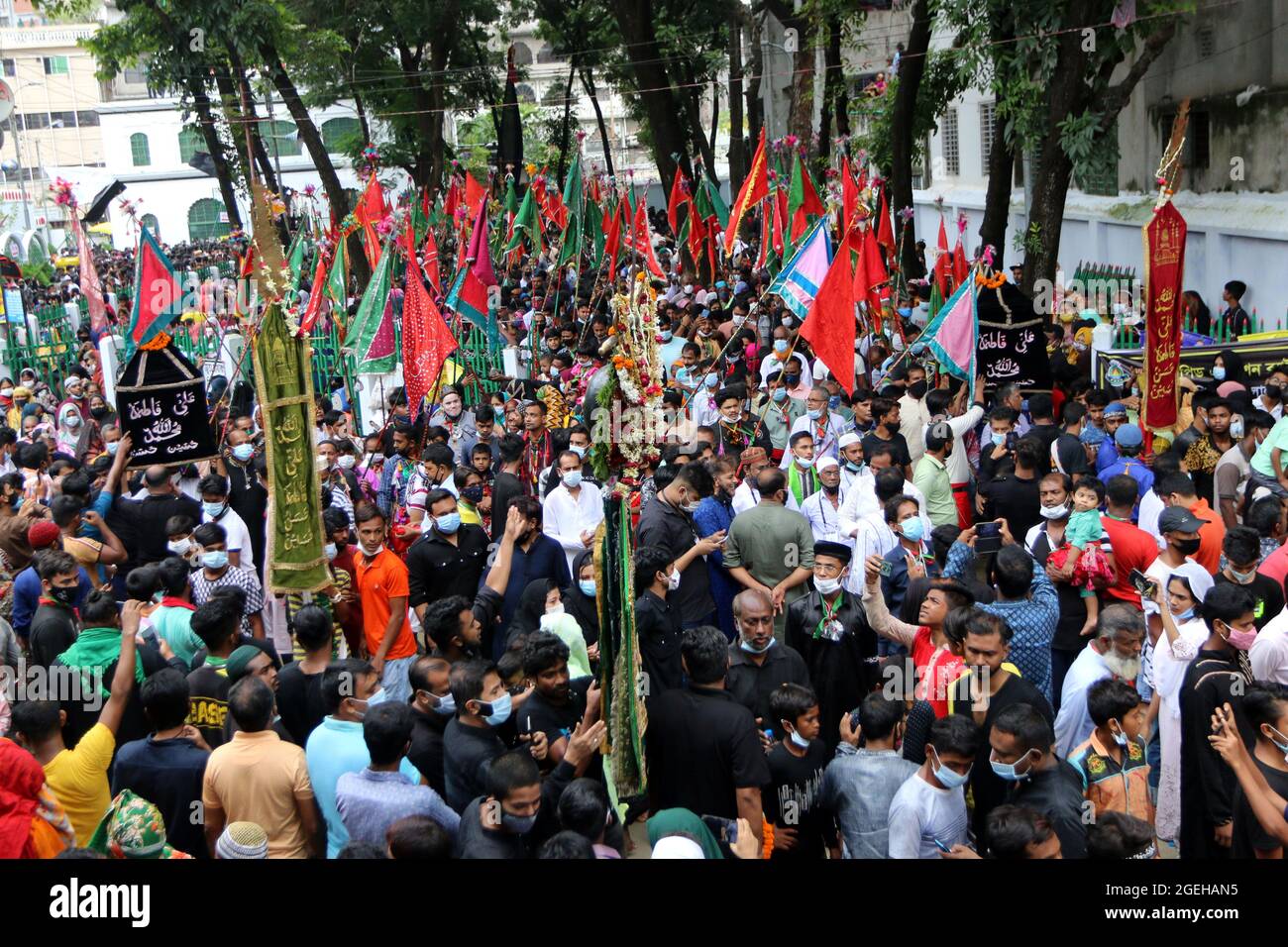 Non exclusif: DHAKA, BANGLADESH - AOÛT 20: Shias faire la parade coutumière de Tazia, les participants, prévoit la parade et commence leur reconnaissance Banque D'Images