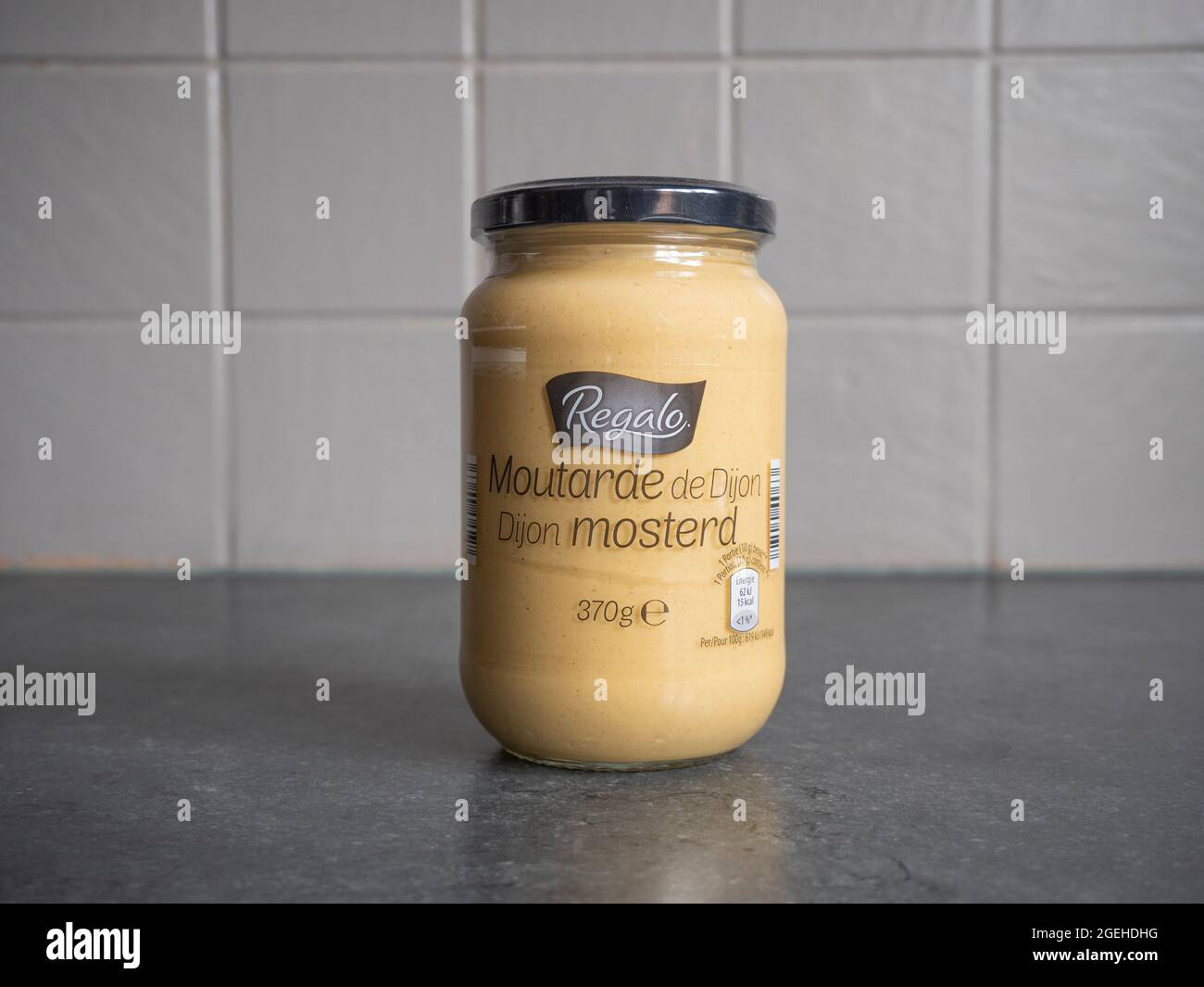 Sint Gillis Waas, Belgique, le 20 août 2021, UN pot en verre de moutarde de Dijon sous la marque Regalo Banque D'Images