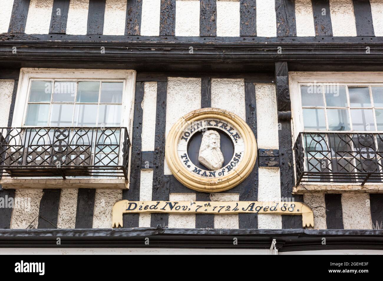 Plaque sur un bâtiment commémorant John Kyrle, l'homme de ross, Ross on Wye, Herefordshire, Royaume-Uni 2021 Banque D'Images