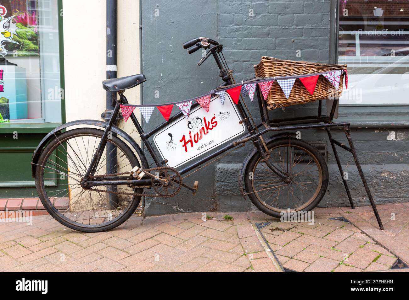 Bouchers décoratifs à vélo devant une boutique, Ross on Wye, Herefordshire Banque D'Images