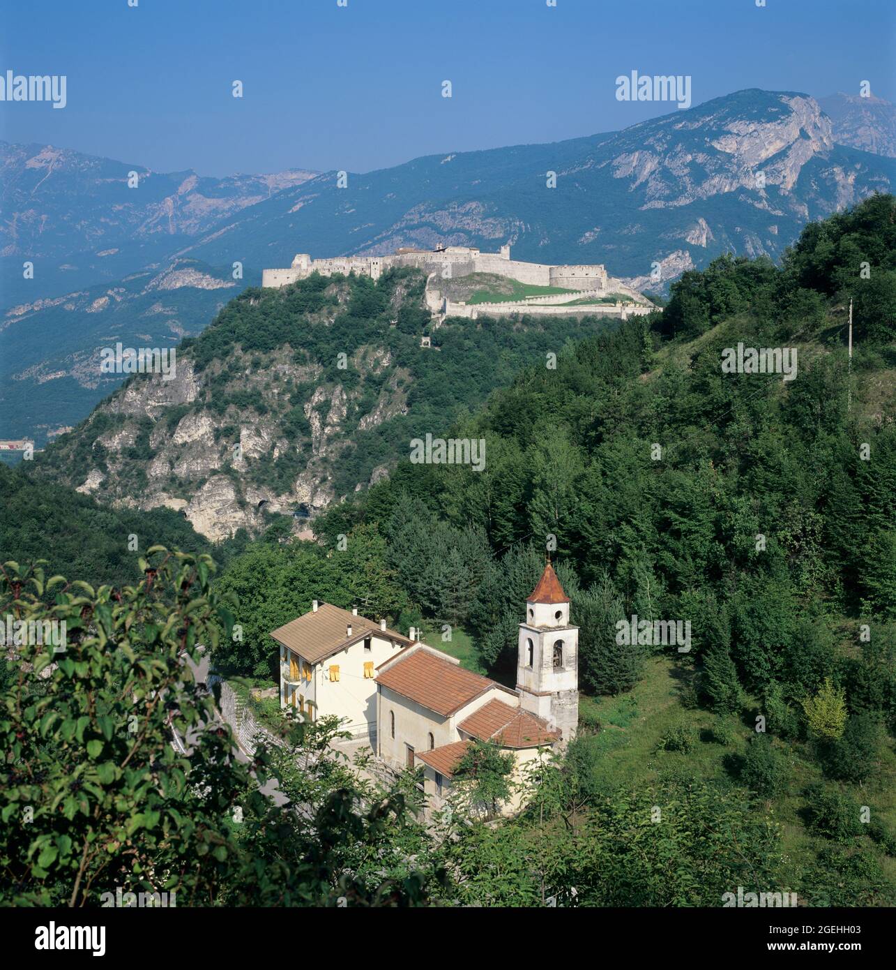 Château de Castel Beseno (la plus grande forteresse de Trentin) perché au sommet d'une colline, près de Rovereto, Trentin-Haut-Adige, Italie Banque D'Images