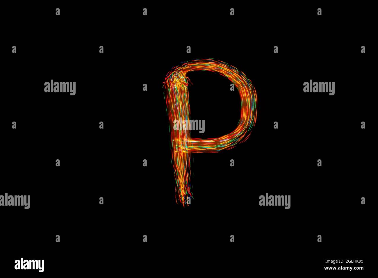 Lettre P. alphabet de peinture légère. Photographie en exposition prolongée. Dessin de la lettre P avec des lumières colorées sur fond noir. Banque D'Images