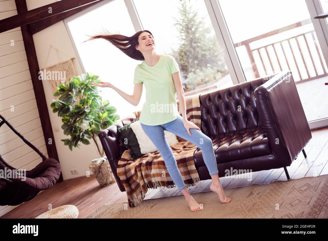 Photo pleine longueur d'une femme fraîche millénaires danse porter un  t-shirt jeans à la maison seul Photo Stock - Alamy