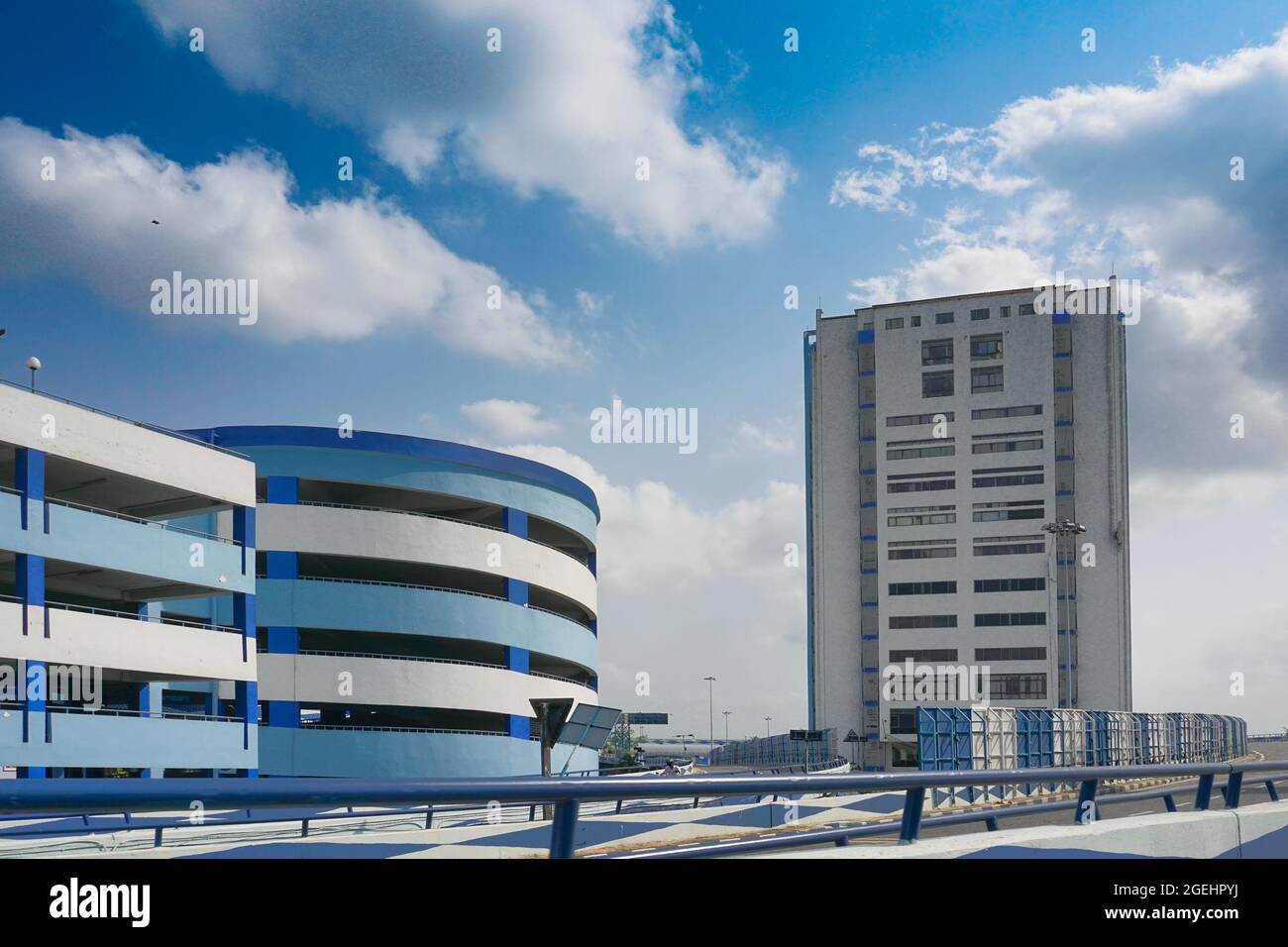 Howrah, Bengale-Occidental, Inde - 23 mai 2020 : parking et Nabanna, bâtiment à Howrah, abrite le Secrétariat d'Etat du Bengale-Occidental. Banque D'Images