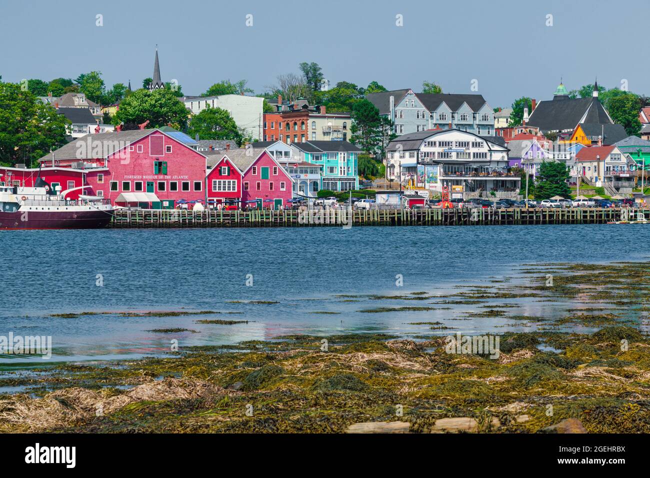 Lunenburg, Nouvelle-Écosse, Canada - 12 août 2021 : secteur riverain de Lunenburg de l'autre côté de la baie. Lunenburg est un site classé au patrimoine mondial de l'UNESCO. Banque D'Images