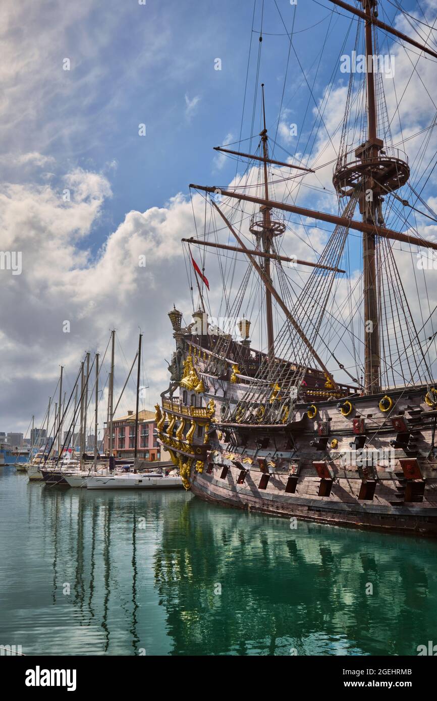 Port de Gênes, Italie avec réplique de navire d'un galléon espagnol du  XVIIe siècle Photo Stock - Alamy
