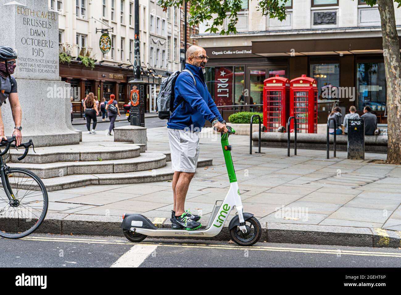 LONDRES, ROYAUME-UNI. 20 août 2021. Un homme à cheval sur un scooter  électrique Lime loué à Londres. Un programme d'essai de location de scooter  électronique a été lancé le lundi 7 juin,