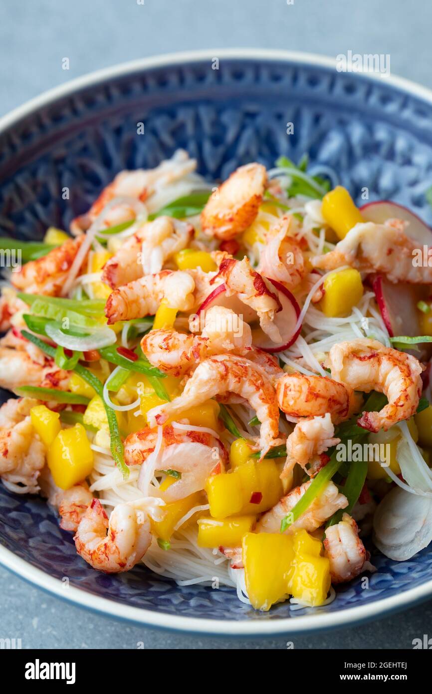 Salade asiatique épicée de écrevisses avec nouilles de riz Banque D'Images