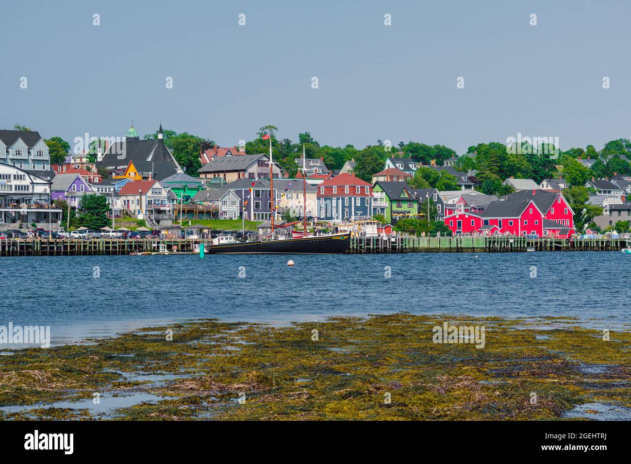 Lunenburg, Nouvelle-Écosse, Canada - 12 août 2021 : secteur riverain de Lunenburg de l'autre côté de la baie. Lunenburg est un site classé au patrimoine mondial de l'UNESCO. Banque D'Images