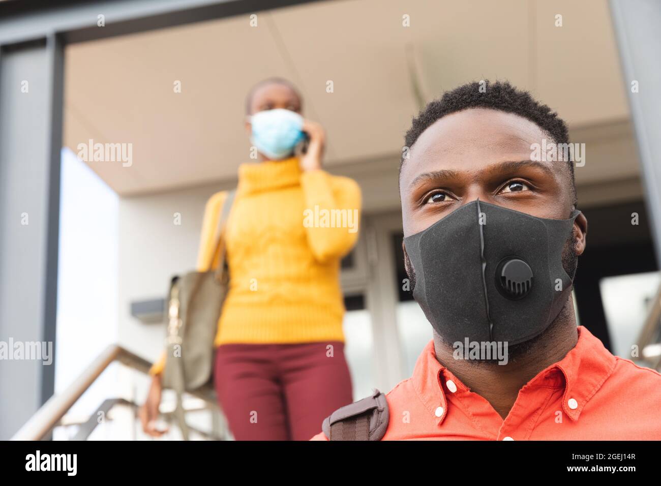 Des collègues créatifs africains portent des masques de visage en bas de l'écran Banque D'Images