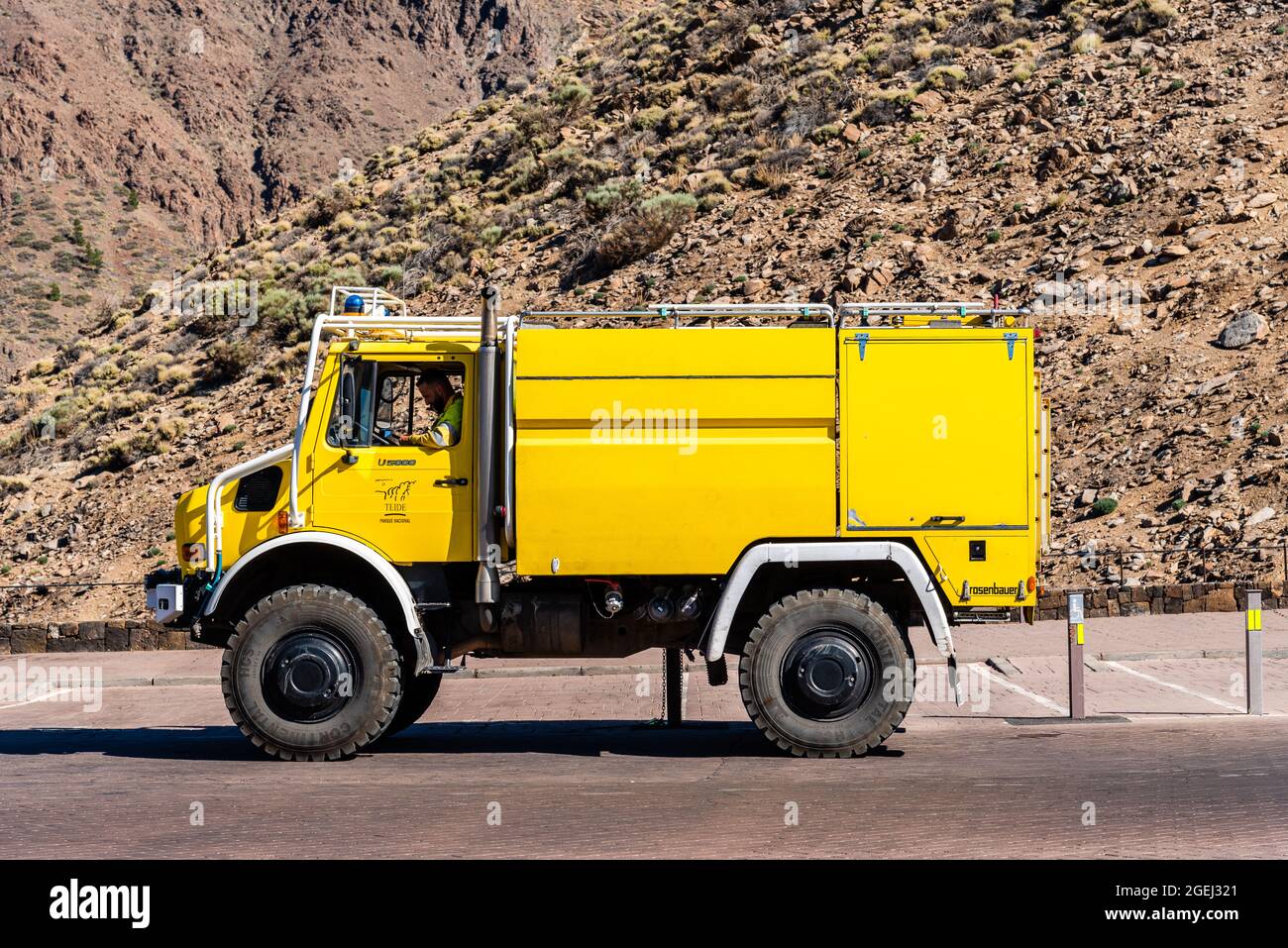 La Orotava, Espagne - 4 août 2021 : camion jaune d'urgence stationné prêt à fonctionner dans le parc national du Teide Banque D'Images