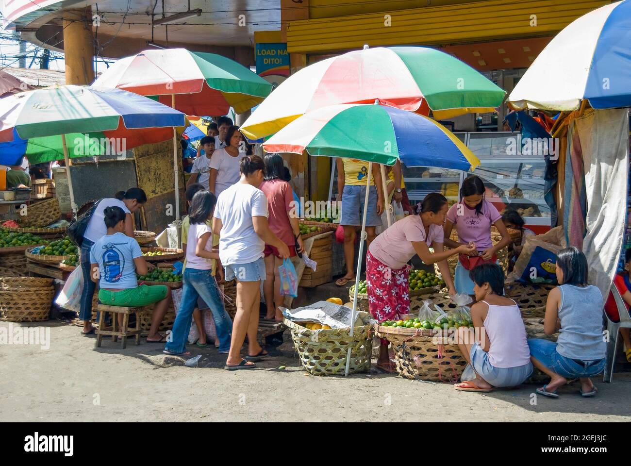 Les vendeurs de fruits, Marché du carbone, le centre-ville de Cebu City, Cebu, Visayas, Philippines Banque D'Images