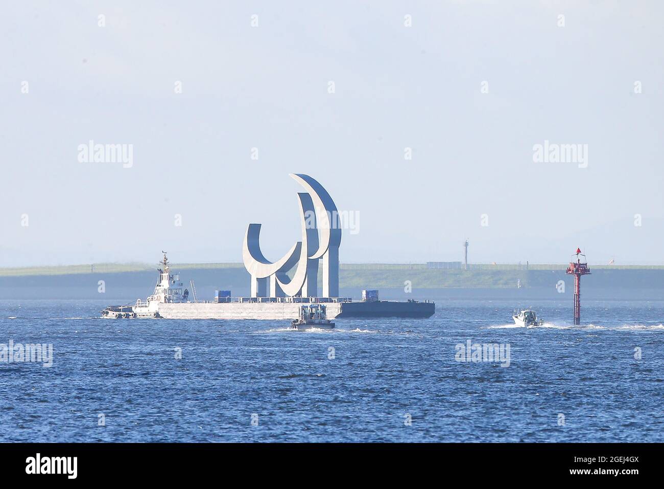 Tokyo, Japon. 20 août 2021. Emblème des Jeux paralympiques de Tokyo de 2020, symbole « trois agitos ». Terminé et peint. L'emblème est transporté du chantier naval de Yokohama, préfecture de Kanagawa, à Daiba, Tokyo. Trois jours avant l'ouverture des Jeux paralympiques de Tokyo, le 20 août 2021, à Tokyo, au Japon. (Photo de Kazuki Oishi/Sipa USA) crédit: SIPA USA/Alay Live News Banque D'Images