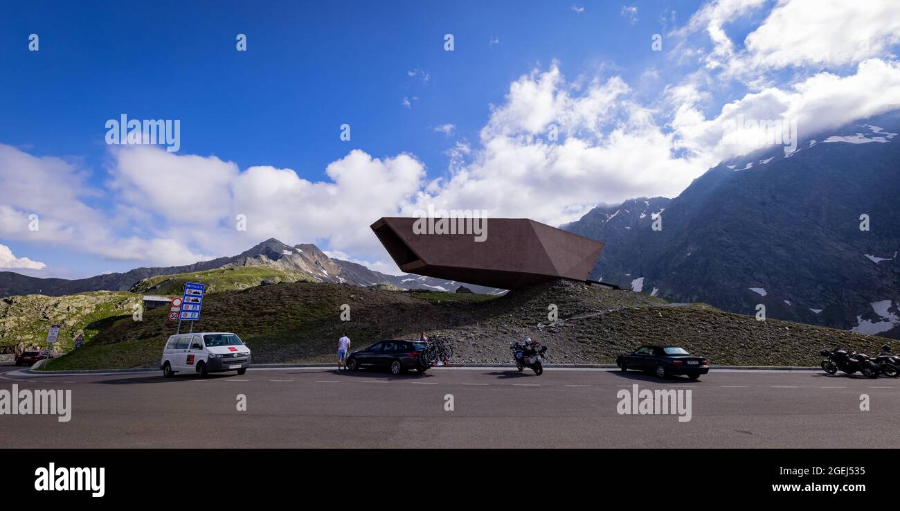Célèbre route alpine de Timmelsjoch dans les Alpes autrichiennes également appelée Passo Rombo - TIMMELSJOCH, AUTRICHE, EUROPE - 28 JUILLET 2021 Banque D'Images