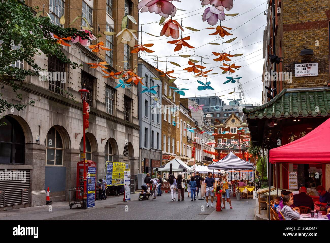 QUARTIER CHINOIS DE LONDRES, BOUTIQUES DE GERRARD STREET ET COIN REPAS EN PLEIN AIR AVEC CAFÉS ET GENS Banque D'Images