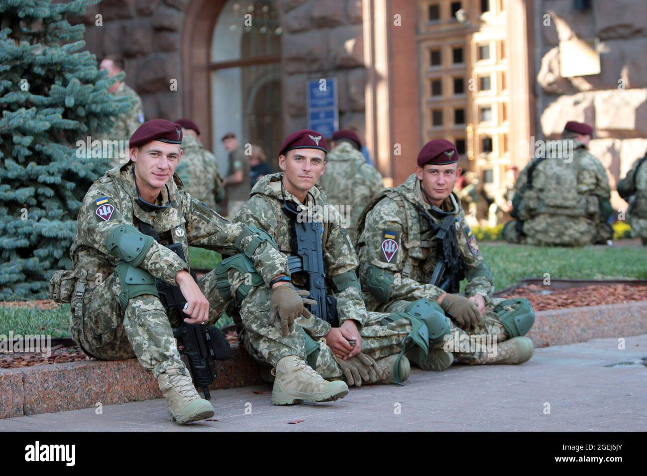 KIEV, UKRAINE - le 20 AOÛT 2021 - des soldats des forces d'assaut aériennes ukrainiennes sont assis sur des pierres à fée pendant la répétition du par de la Journée de l'indépendance de Kiev Banque D'Images