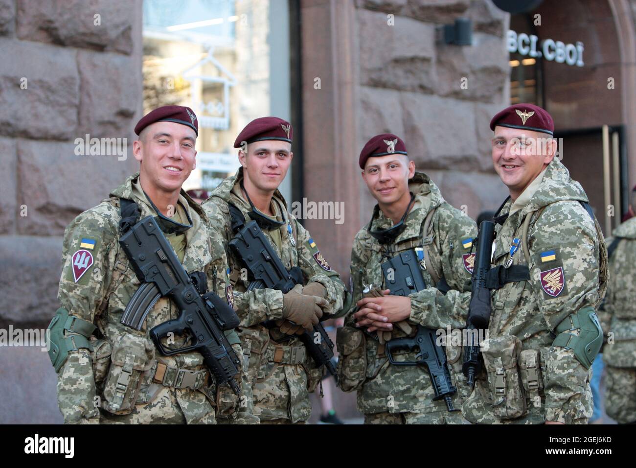 KIEV, UKRAINE - le 20 AOÛT 2021 - des soldats des forces aériennes ukrainiennes sont photographiés lors de la répétition de la parade de l'indépendance de Kiev o Banque D'Images