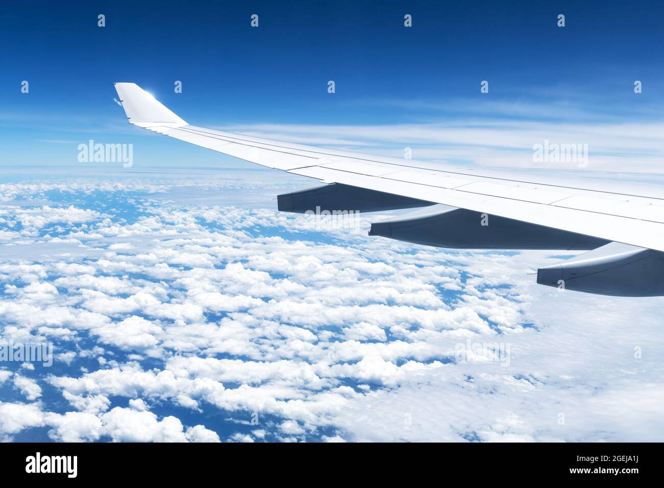 Vue des nuages et de l'aile à partir d'une fenêtre plane. Concept de voyage et de vacances Banque D'Images