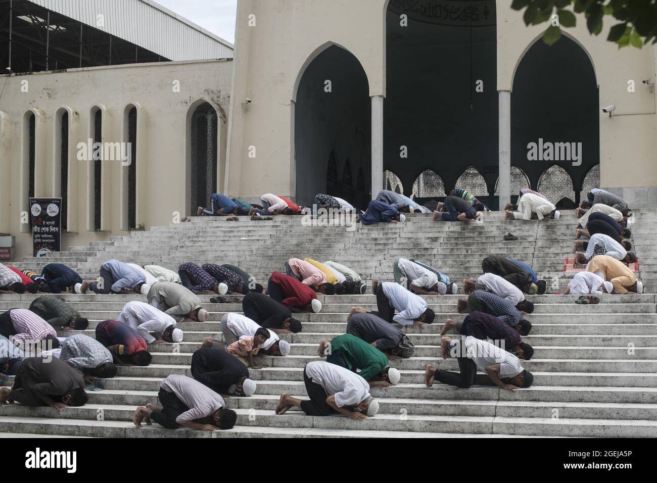 Dhaka, Bangladesh. 20 août 2021. Les musulmans bangladais effectuent des prières du vendredi à la mosquée Baitul Mukarram à Dhaka, dans le contexte de la propagation de la variante du delta du coronavirus (Covid-19) le 20 août 2021 à Dhaka, au Bangladesh. Photo de Sazzad Hossain/Eyepix/ABACAPRESS.COM crédit: Abaca Press/Alay Live News Banque D'Images