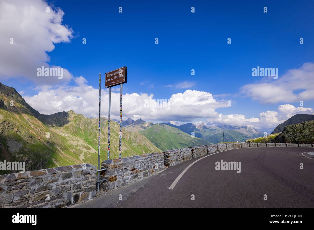 La célèbre route alpine de Timmelsjoch dans les Alpes autrichiennes s'appelle également Passo Rombo Banque D'Images