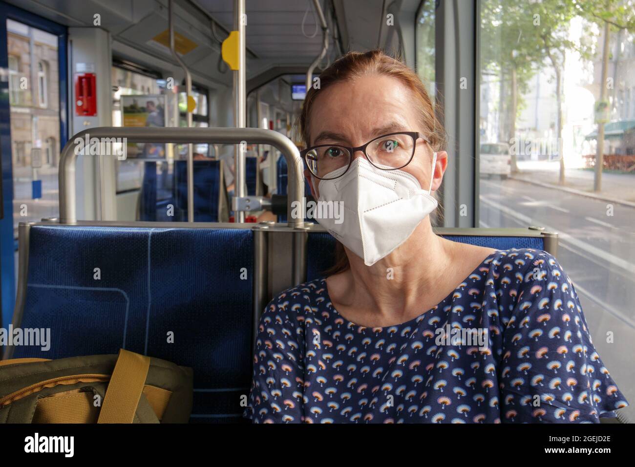 Leipzig, Allemagne, 08-14-2021 une femme en tramway porte une protection médicale de la bouche et du nez en raison de la pandémie de corona Banque D'Images