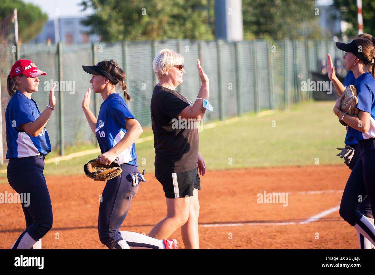 Saronno Italie Aout 21 Saronno Italie Aout 21 Joueurs Et Entraineur De L Equipe De Carrousel De Russie Pendant La Coupe Des Femmes 39 S European Cup Winners Cup 21 Softball