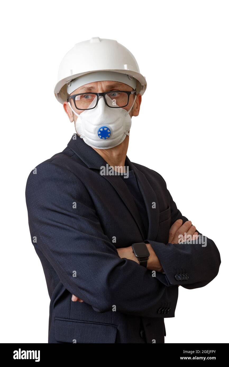 Portrait d'un homme en costume, d'un casque de construction blanc et d'un respirateur, isolé sur blanc. Banque D'Images Portrait d'un homme en costume, d'un casque de construction blanc et d'un respirateur, isolé sur blanc. Banque D'Images