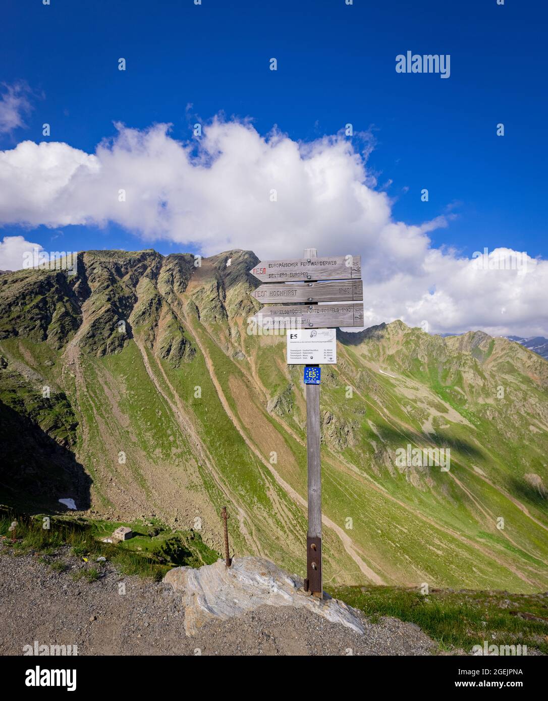Célèbre route alpine de Timmelsjoch dans les Alpes autrichiennes également appelée Passo Rombo - TIMMELSJOCH, AUTRICHE, EUROPE - 28 JUILLET 2021 Banque D'Images