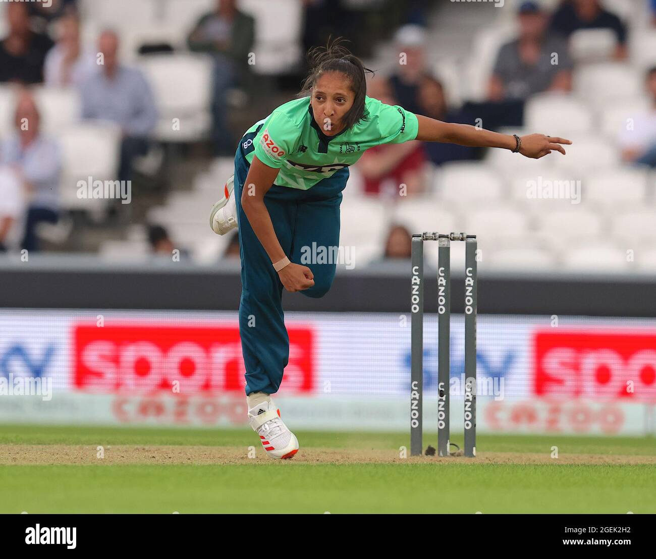 Londres, Royaume-Uni. 20 août 2021. Shabnim Ismail de l'Oval le bowling invincibles tandis que l'Oval Invincibles prend le Phoenix de Birmingham à l'éliminateur de la compétition de cricket de cent femmes à l'Oval de Kia. Le cent est un tout nouveau format de cricket introduit par la BCE. David Rowe/ Alamy Live News. Banque D'Images