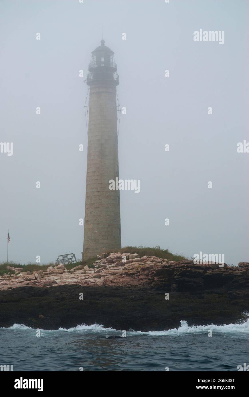 Le brouillard entoure le phare de petit Manan, la deuxième plus grande tour de phare du Maine. Il fait partie de la réserve naturelle des îles côtières pour les oiseaux. Banque D'Images