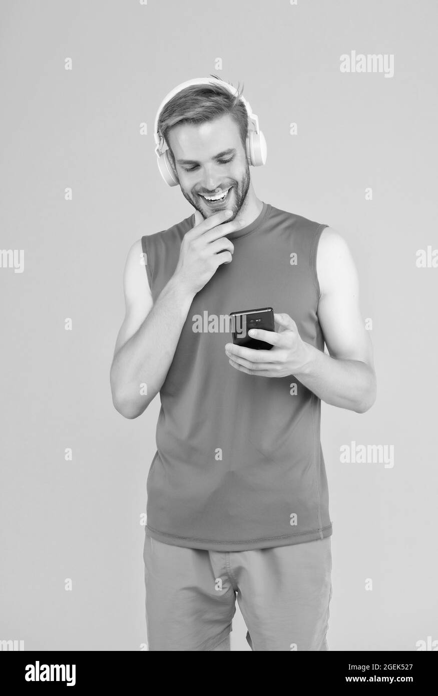 homme sportif avec casque et smartphone. style fitness masculin. homme dans  le casque écouter la chanson pour l'entraînement. sport et musique. liste de  lecture sur lecteur mp3 Photo Stock - Alamy