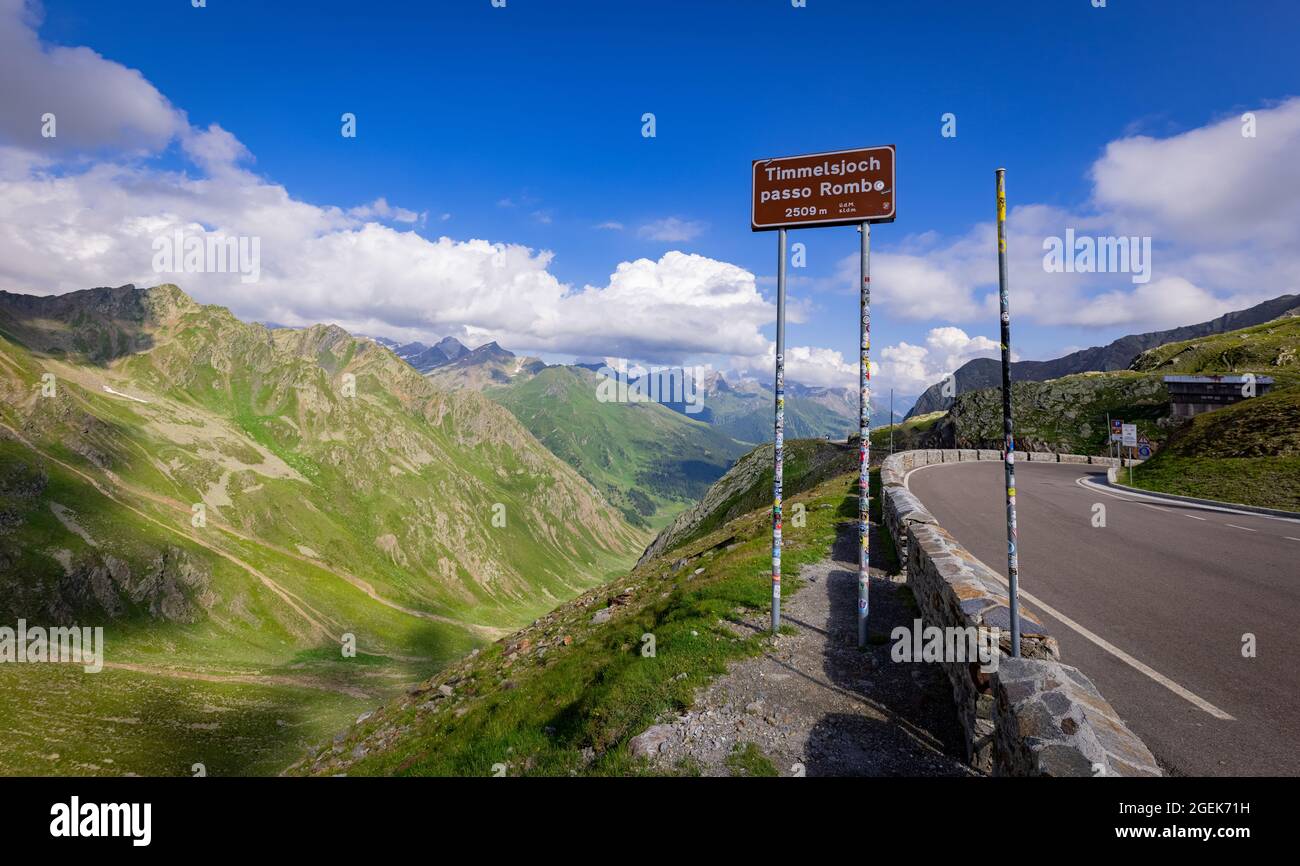 Panneaux de direction à Timmelsjoch High Alpine Road dans les Alpes autrichiennes également appelé Passo Rombo Banque D'Images