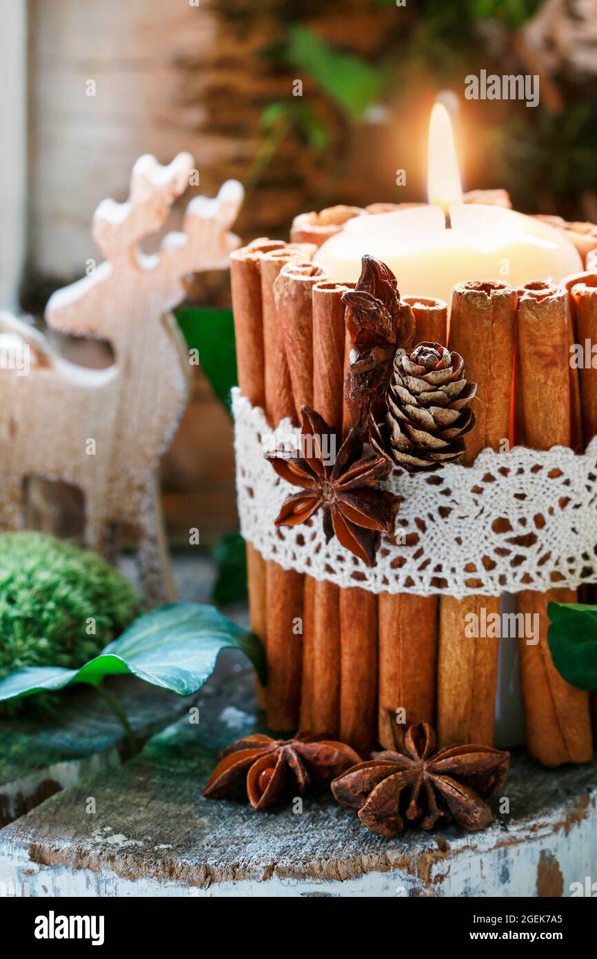 Bougie décorée de bâtons de cannelle. Décoration de table de Noël