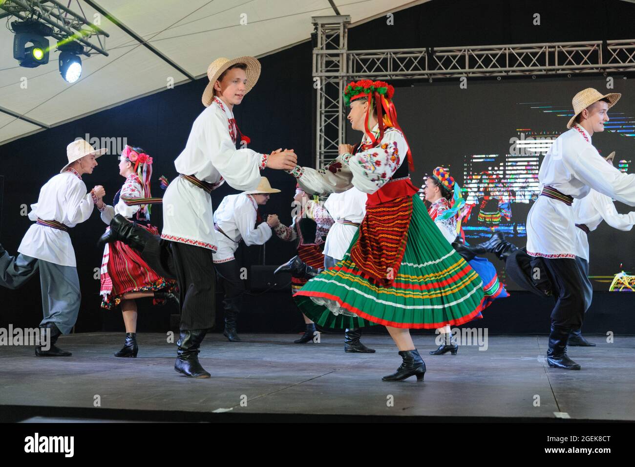 Lviv, Ukraine. 20 août 2021. Des hommes et des femmes en vêtements  traditionnels se sont produit lors du Festival folklorique international  d'Etnovyr 2021, dans l'ouest de l'Ukraine. Les groupes folkloriques de  différentes