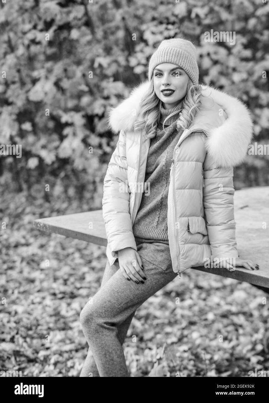 Chant de la nature. Porter des vêtements confortables. Vêtements chauds pour la saison d'automne. Femme en chapeau appréciez l'automne. Promenade dans le parc. Fille se détendre parmi les feuilles mortes Banque D'Images