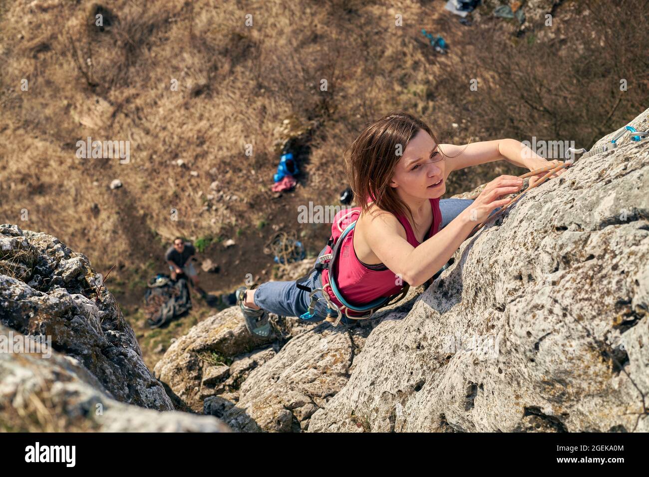 Rock grimpeur femme, faisant l'effort d'atteindre le pic de roche de Racuch Banque D'Images Rock grimpeur femme, faisant l'effort d'atteindre le pic de roche de Racuch Banque D'Images