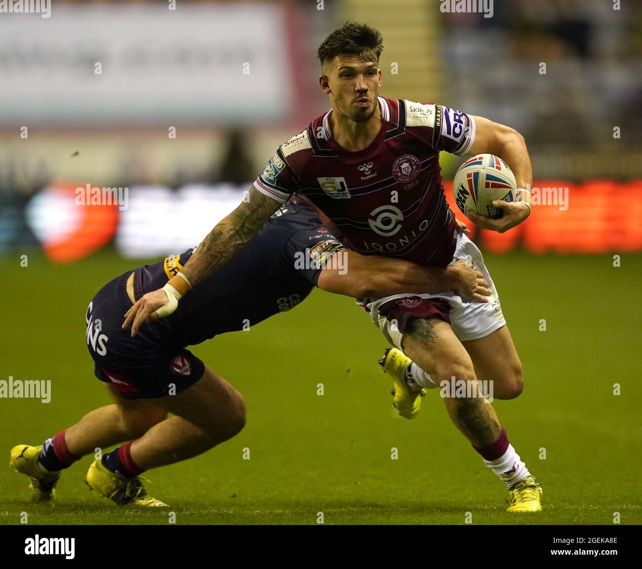 Oliver Gildart (à droite) de Wigan Warriors est attaqué par James Bentley de St Helens lors de la Super League de Betfred au stade DW, Wigan. Date de la photo : vendredi 20 août 2021. Voir l'histoire de PA RUGBYL Wigan. Le crédit photo devrait se lire comme suit : Mike Egerton/PA Wire. RESTRICTIONS : l'utilisation est soumise à des restrictions. Utilisation éditoriale uniquement, aucune utilisation commerciale sans le consentement préalable du détenteur des droits. Banque D'Images